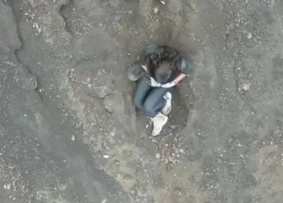 Brasileira cai durante trilha na Indonésia e aguarda resgate