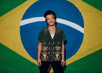 Bruno Mars com bandeira brasileira