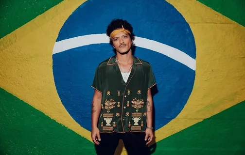 Bruno Mars com bandeira brasileira