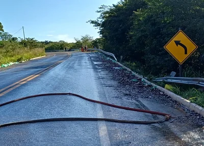 Cacos de vidro no acostamento da rodovia