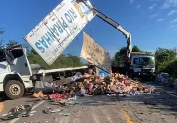 Caminhão tombou na BR 343 em Buriti dos Lopes