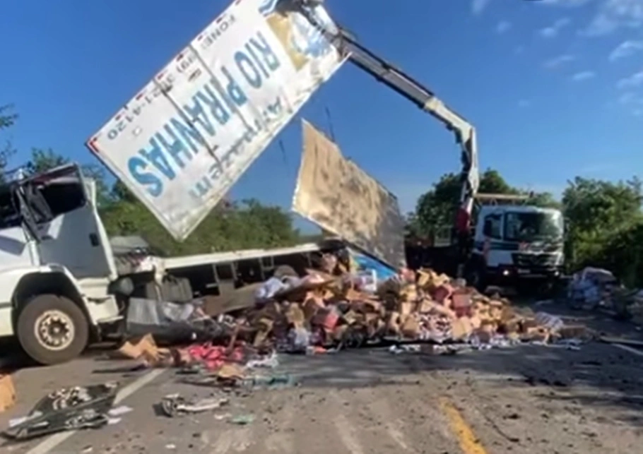 Caminhão tombou na BR 343 em Buriti dos Lopes