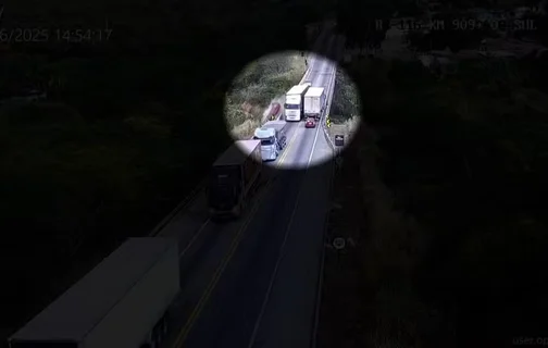 Carro é arremessado de ponte após batida com carreta na Bahia