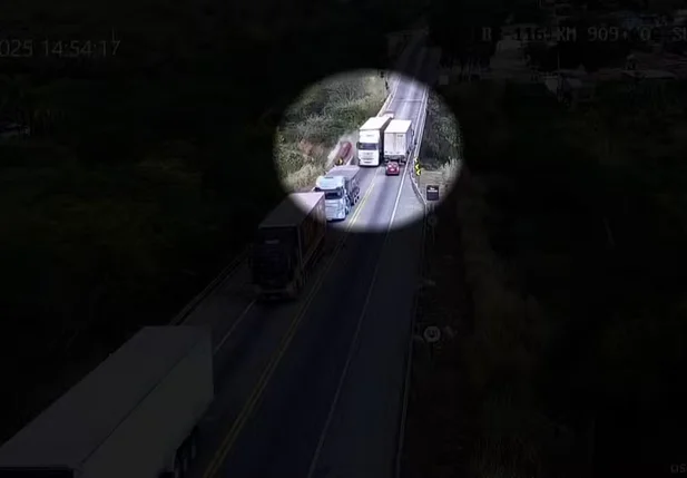 Carro é arremessado de ponte após batida com carreta na Bahia