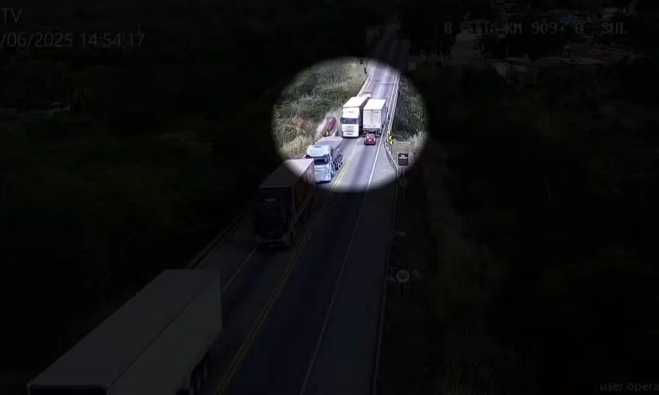Carro é arremessado de ponte após batida com carreta na Bahia