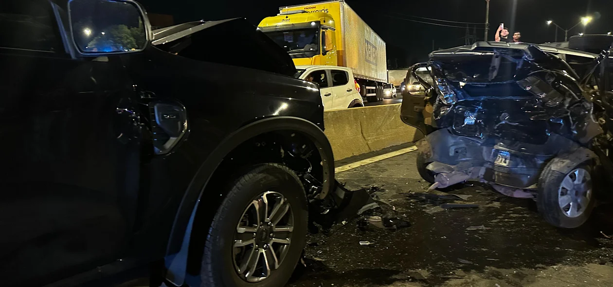 Carros destruídos no acidente
