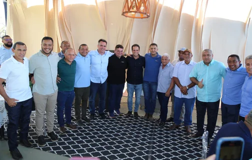 Ciro com grupo de prefeitos e lideranças