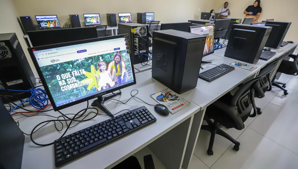 Computadores novos na biblioteca