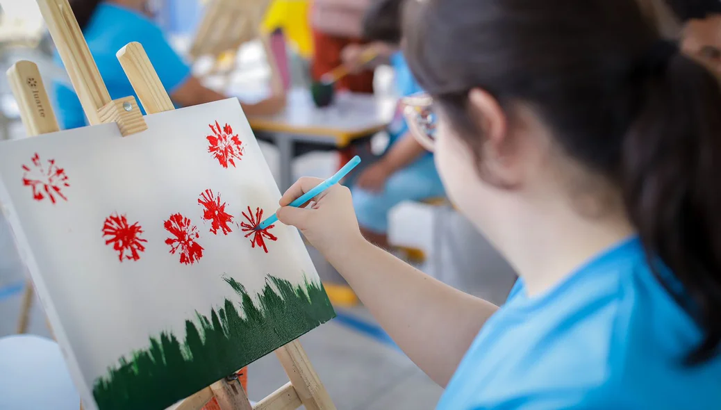 Crianças pintando quadros durante o evento