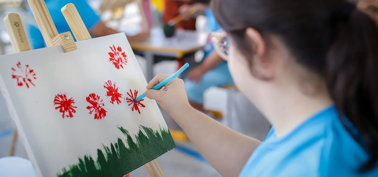 Crianças pintando quadros durante o evento