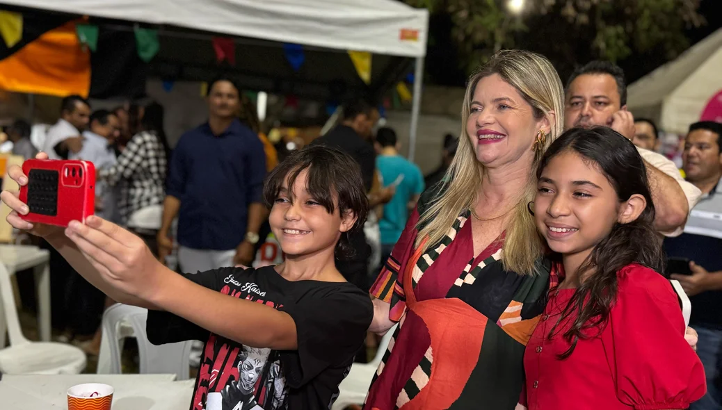 Crianças tiram fotos com a deputada Gracinha Mão Santa