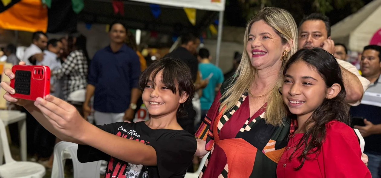 Crianças tiram fotos com a deputada Gracinha Mão Santa