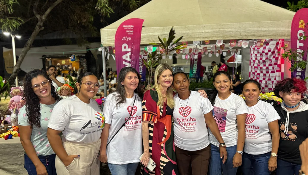Deputada Gracinha sendo recebida pela população
