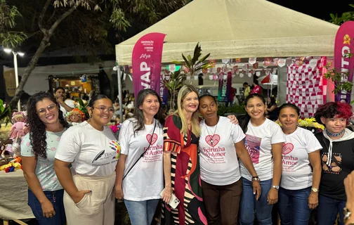 Deputada Gracinha sendo recebida pela população