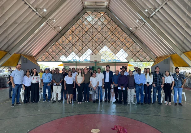 Deputado Dr. Marcus Vinícius participa de entrega de órteses e próteses em Floriano