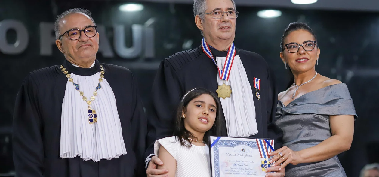 Desembargador Lirton Nogueira com a família