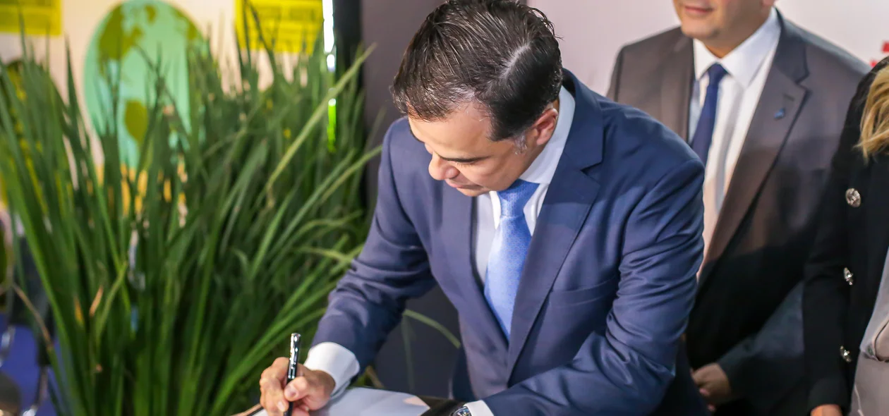 Diretor-geral da Aneel, Sandoval de Araújo, em assinatura do convênio de cooperação com o Governo do Piauí