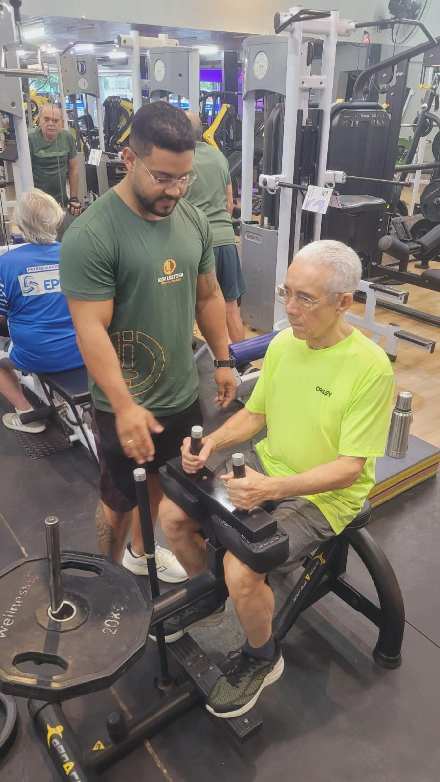 Dr. Poncion Rodrigues fortalece seus músculos com a supervisão de seu personal Igor Lustosa