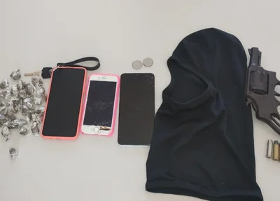Drogas e arma apreendida com os suspeitos