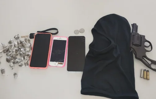 Drogas e arma apreendida com os suspeitos