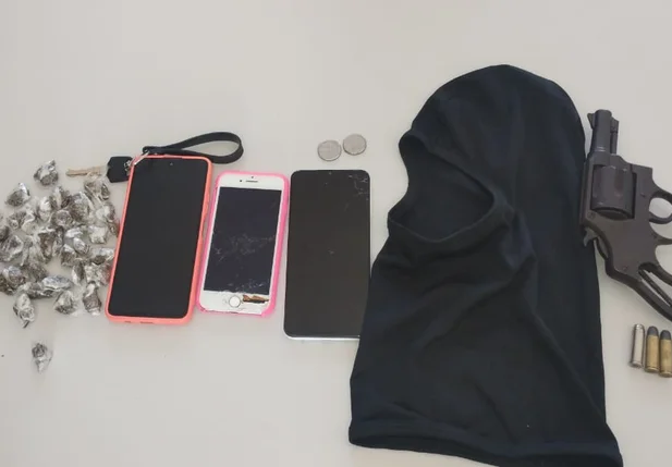 Drogas e arma apreendida com os suspeitos