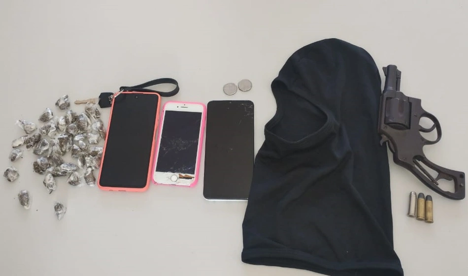 Drogas e arma apreendida com os suspeitos