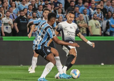 Duelo de bola entre jogadores do Grêmio e Corinthians