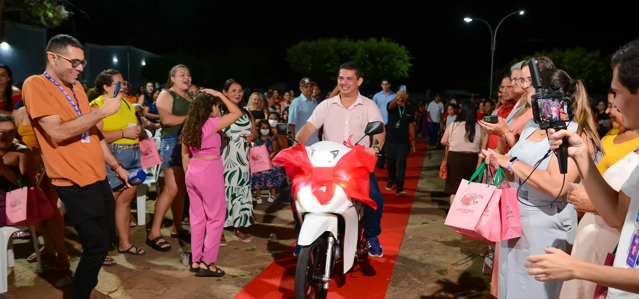 Entre os prêmios estava uma moto