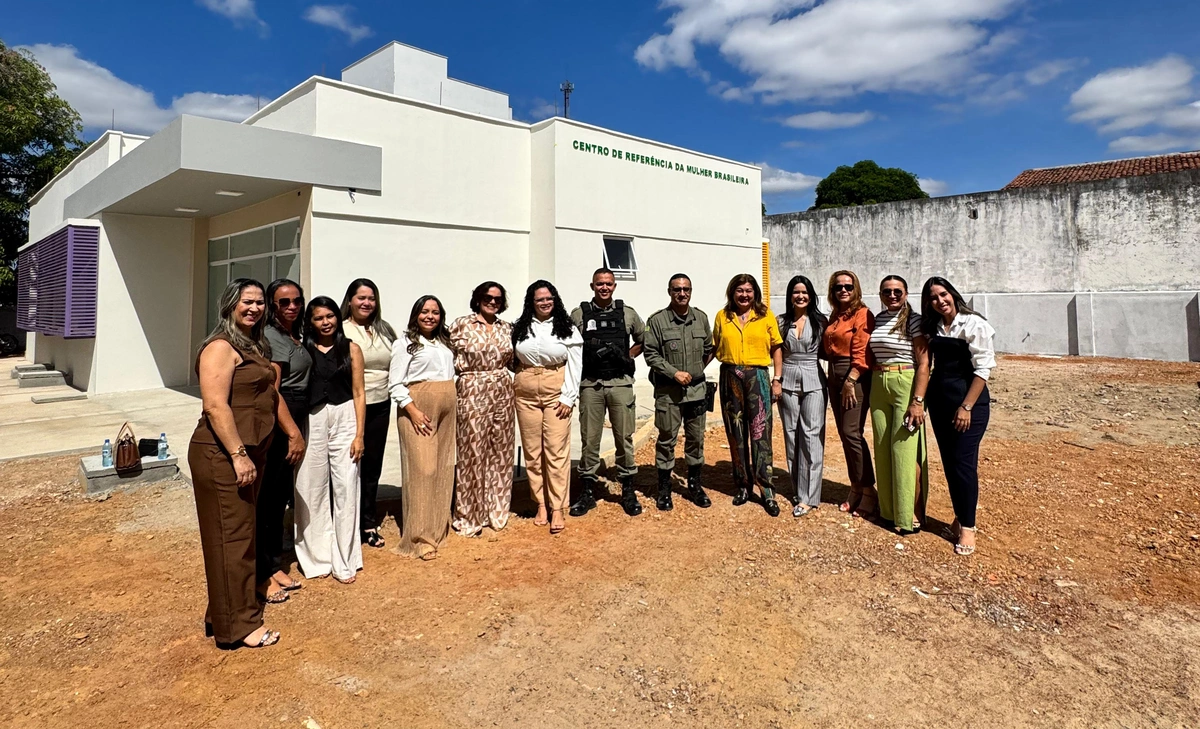 Equipe durante a visita do prefeito as obras do Centro de Referência da Mulher