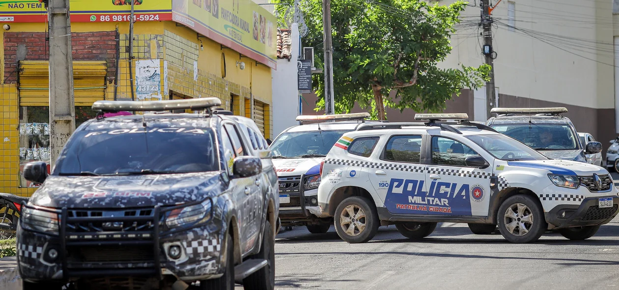 Equipes da Polícia Militar no local do crime