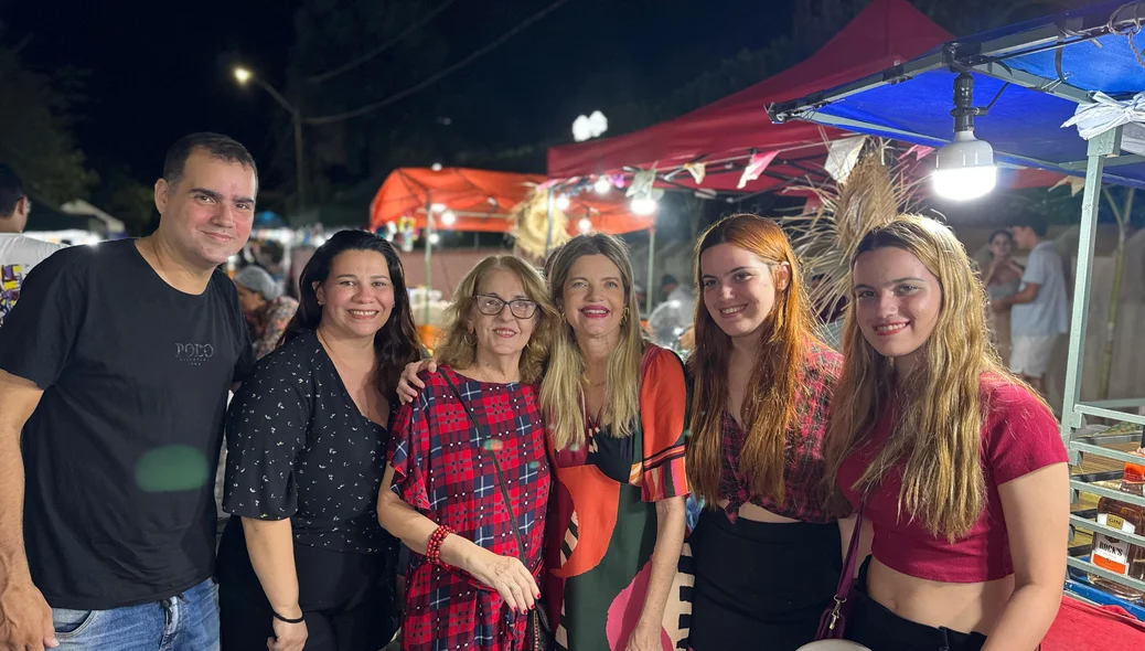 Família posou para foto com deputada Gracinha