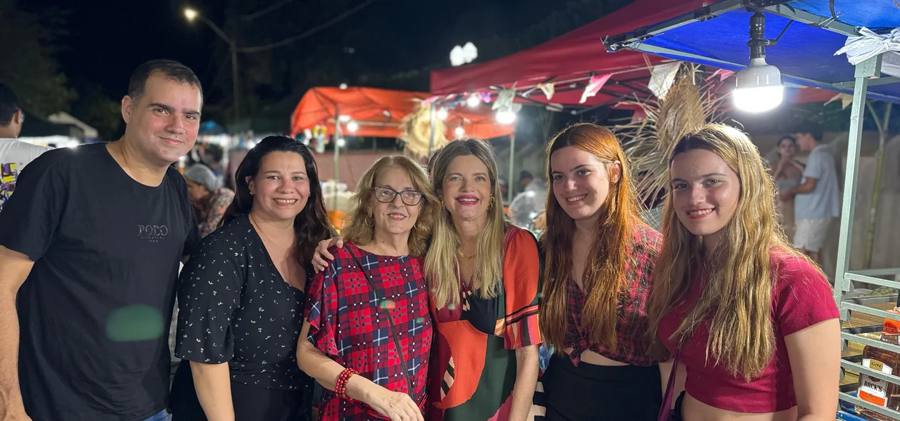 Família posou para foto com deputada Gracinha