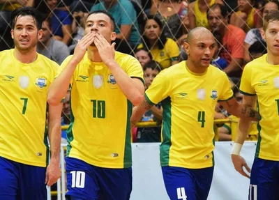 Fernandinho ao lado de jogadores da Seleção Brasileira de Futsal