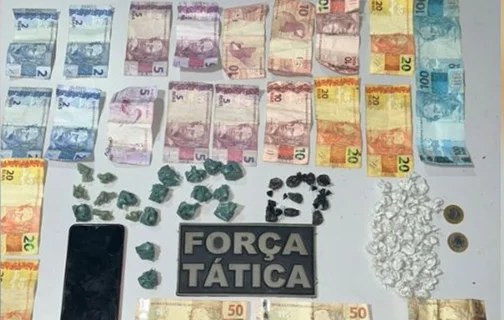 Foram encontrados com o suspeito 60 invólucros com substância análoga ao crac