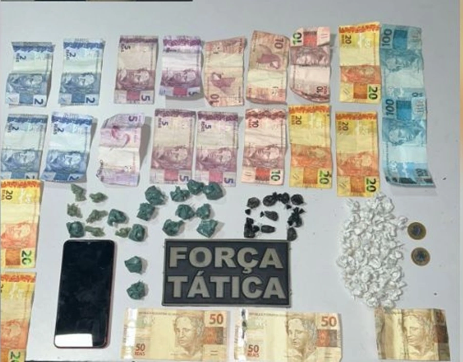 Foram encontrados com o suspeito 60 invólucros com substância análoga ao crac