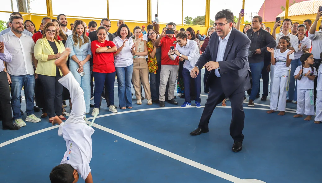 Governador interagindo com criança