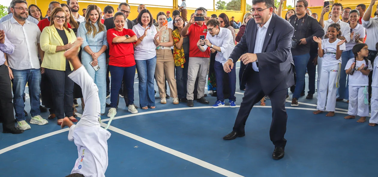 Governador interagindo com criança