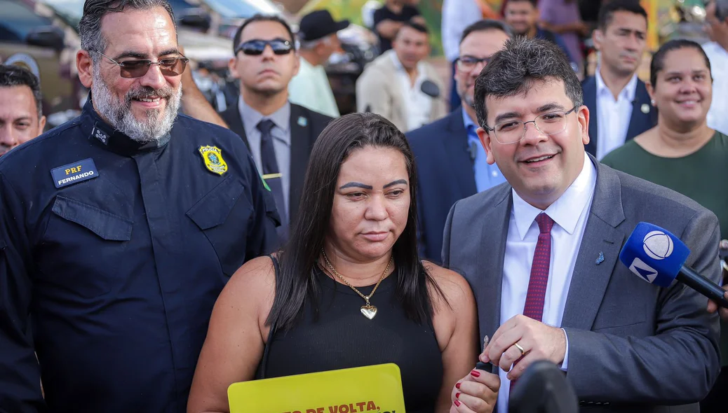Governador Rafael Fonteles devolve motocicleta recuperada