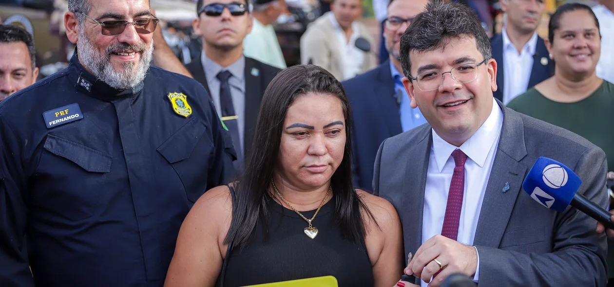 Governador Rafael Fonteles devolve motocicleta recuperada