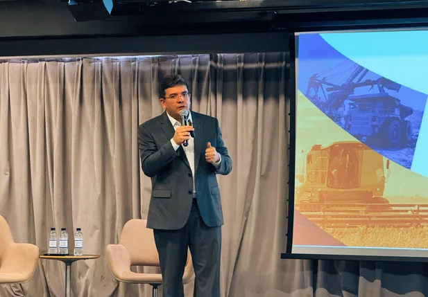 Governador Rafael Fonteles em palestra
