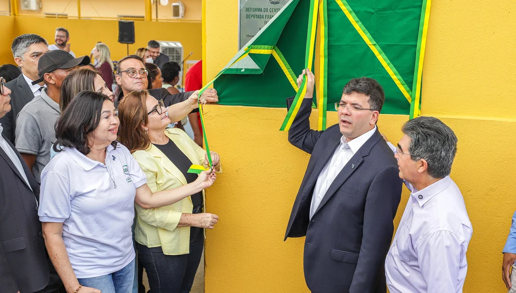 Governador Rafael Fonteles inaugurando obras