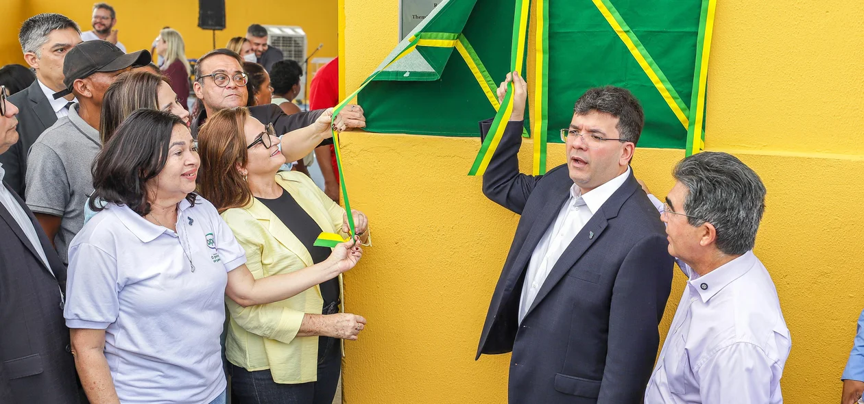 Governador Rafael Fonteles inaugurando obras