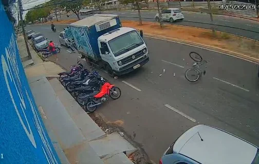 Imagens de câmeras de segurança mostram o momento do acidente