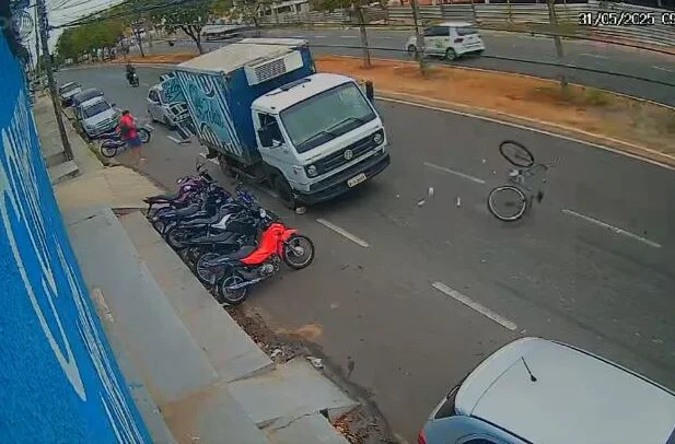 Imagens de câmeras de segurança mostram o momento do acidente