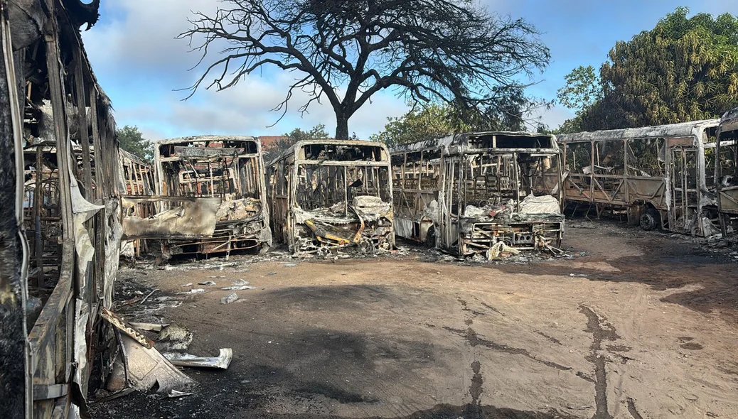 Incêndio destrói ônibus