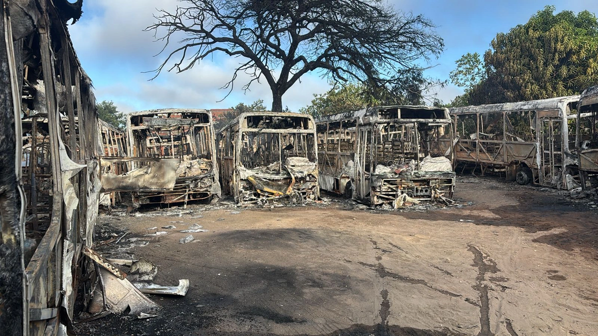 Incêndio destrói ônibus