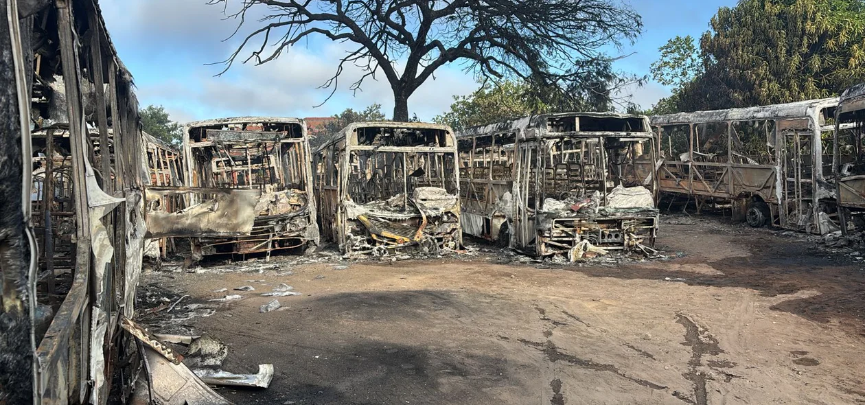Incêndio destrói ônibus