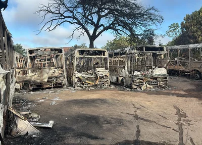 Incêndio destrói ônibus