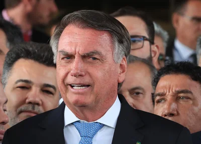 Jair Bolsonaro rodeado de apoiadores