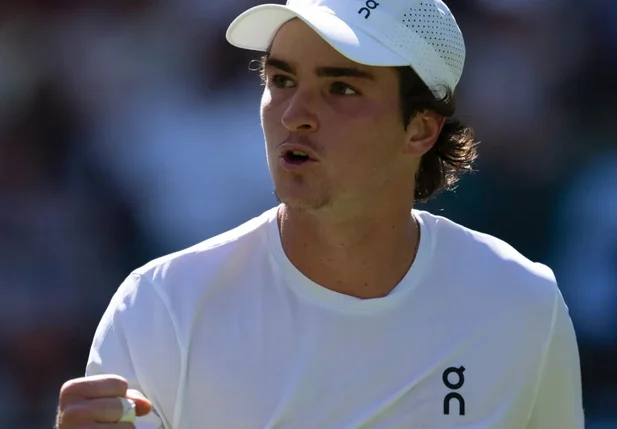 João Fonseca levou a melhor sobre o britânico Jacob Fearnley na estreia em Wimbledon